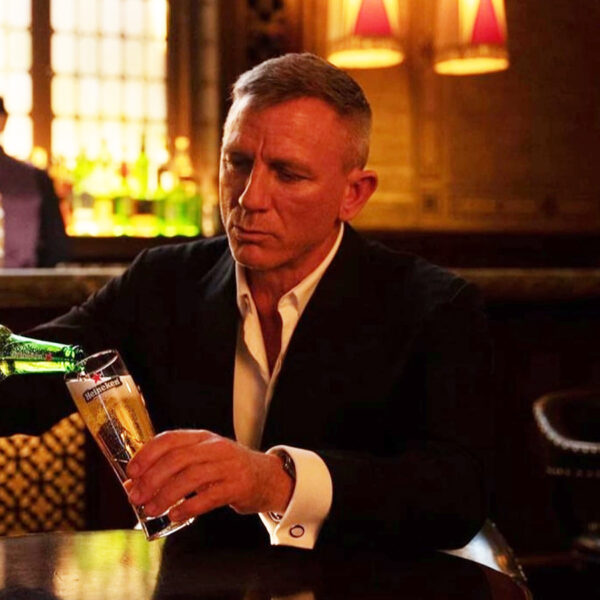 james-bond-wearing-cufflinks